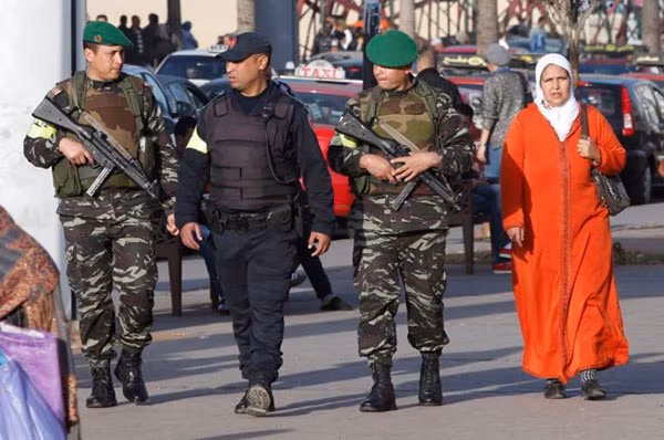Lực lượng cảnh sát Maroc tuần tra trên đường phố Casablanca.