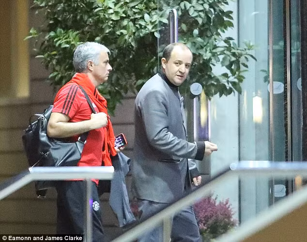 Ông Jose Mourinho với trang phục thể thao. Vị HLV Bồ Đào Nha lớn tiếng bảo vệ Lukaku trước những lời chỉ trích.