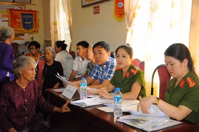 Đoàn viên thanh niên Phòng PC64 tận tình hướng dẫn các thủ tục cấp CCCD cho người dân.