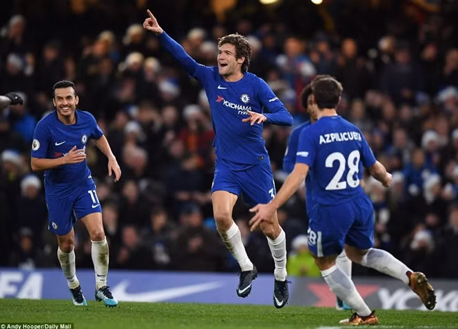 Alonso(giữa) ghi bàn giúp Chelsea có chiến thắng tối thiểu. Ảnh: DailyMail.