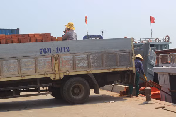 Chiếc xe chở đầy ắp gạch chờ các chị chuyển xuống tàu ra đảo.