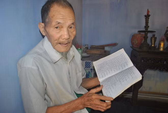 Cụ Tiên dành thời gian chép lại “Truyện Kiều”.