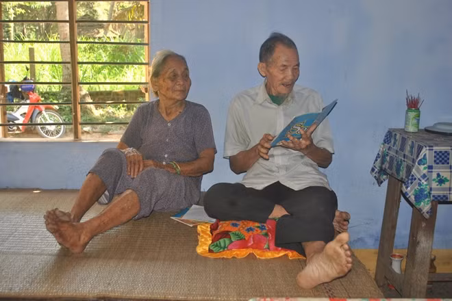 Tuổi già, vợ chồng cụ Tiên vui với “Truyện Kiều”.