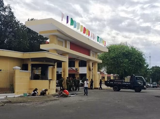Cổng trụ sở UBND tỉnh Bình Thuận được sửa chữa lại vào sáng 11-6.