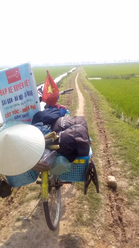 Chiếc xe đạp cũ với tất cả đồ đạc.