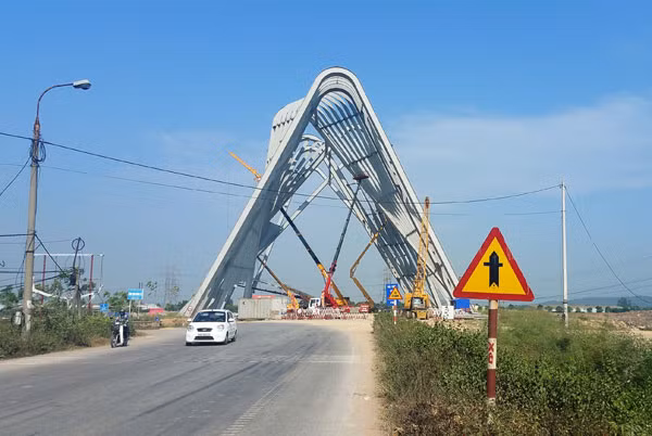 Công trình cổng tỉnh Quảng Ninh đang được hoàn thiện.
