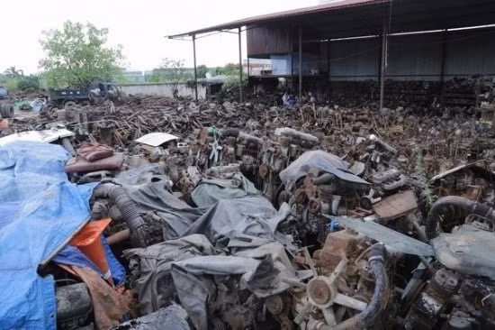 Xe cũ được “mổ xẻ” ngổn ngang khắp nơi. Xe cũ được “mổ xẻ” ngổn ngang khắp nơi.