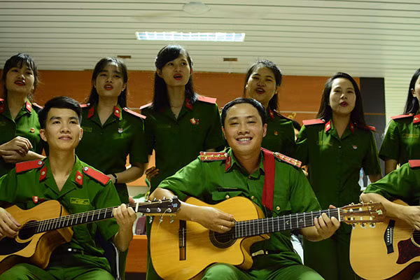 Đại úy Trần Anh Tuấn và Học viên Trường Đại học PCCC trong một tiết mục