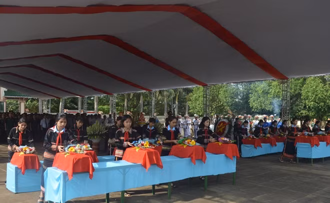 Nghi thức trang trọng an táng các liệt sĩ tại Nghĩa trang liệt sĩ huyện Đức Cơ, Gia Lai.