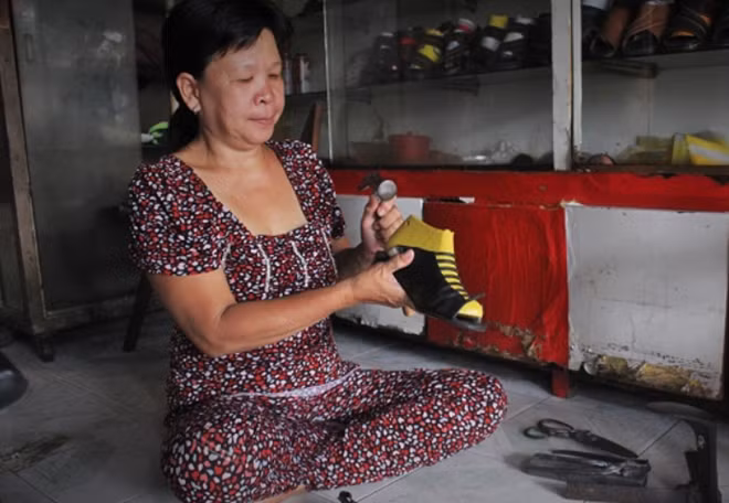 Bà Tuyết được những người khuyết tật chân từ khắp nơi tìm đến nhờ đóng giày.