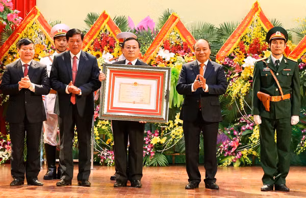 Thủ tướng Nguyễn Xuân Phúc trao tặng Huân chương Độc lập hạng Nhất cho tỉnh Hưng Yên. Ảnh: TTXVN
