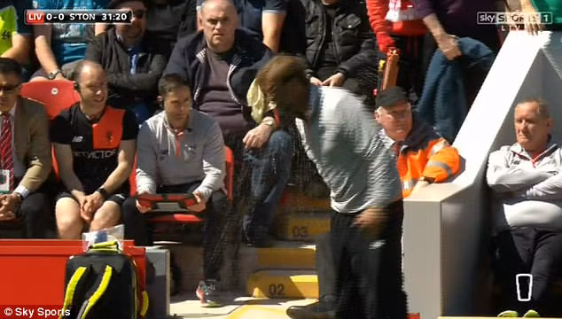 Jurgen Klopp giận dữ bên ngoài sân đấu. Ảnh: SkySport