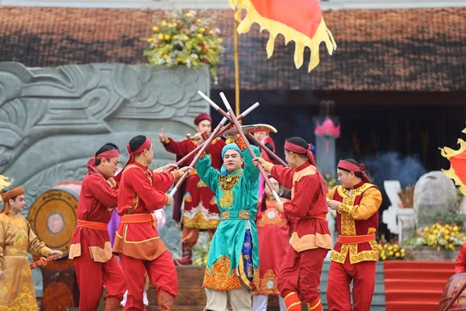 Hình tượng vua Quang Trung do diễn viên Nhà hát Tuồng Trung ương thể hiện trong màn trình diễn trước cửa Đền thờ vua Quang Trung.