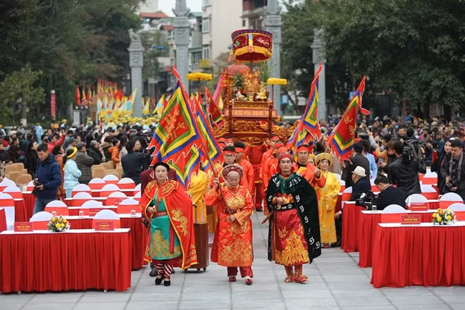 Các đoàn tế lễ dâng hương, rước kiệu Hoàng đế Quang Trung – Nguyễn Huệ và Hoàng hậu Lê Ngọc Hân.