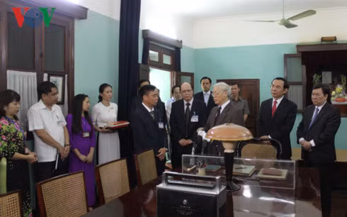 Tổng Bí thư trò chuyện với cán bộ, nhân viên Khu di tích. Ảnh: VOV Tổng Bí thư trò chuyện với cán bộ, nhân viên Khu di tích. Ảnh: VOV