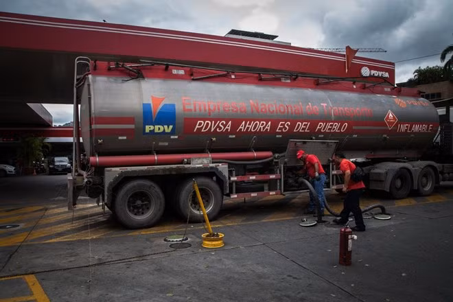 Nhân viên làm việc tại trạm xăng của PDVSA ở Caracas, Venezuela.