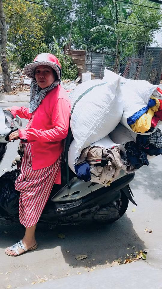 Bà Huỳnh Ngọc Bình chở gạo đi làm từ thiện.