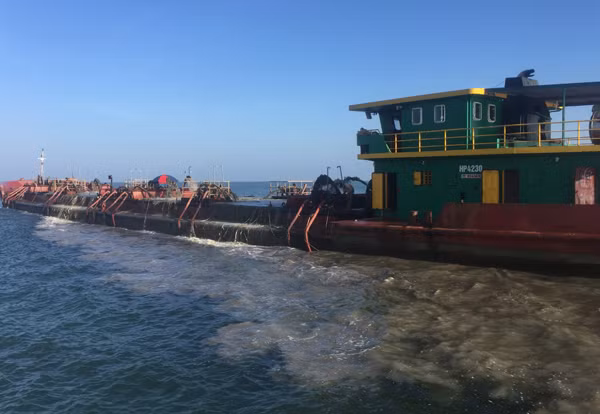 Một tàu hút cát bị lập biên bản xử lý trong thời gian qua.