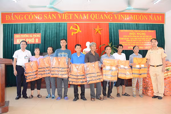 Lực lượng Cảnh sát giao thông đường thủy tặng phao cứu sinh cho ngư dân.
