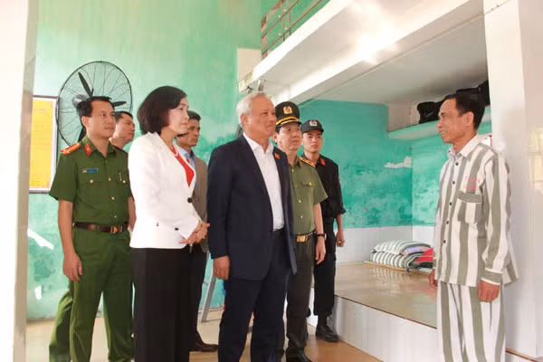 Đồng chí Uông Chu Lưu và các đại biểu thăm nơi ở của phạm nhân Đồng chí Uông Chu Lưu và các đại biểu thăm nơi ở của phạm nhân