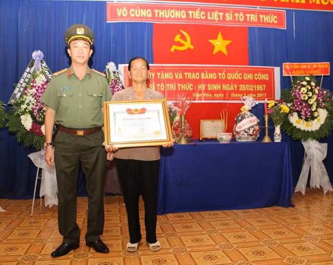 Thừa ủy quyền của Thủ tướng Chính phủ, Ban Giám đốc Công an tỉnh An Giang trao bằng Tổ quốc ghi công cho thân nhân gia đình liệt sỹ Tô Trí Thứ.