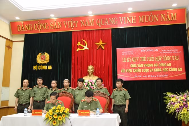 Đại diện lãnh đạo Văn phòng Bộ Công an, Viện chiến lược và Khoa học Công an ký Quy chế phối hợp.