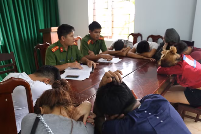 Các đối tượng tại cơ quan điều tra.