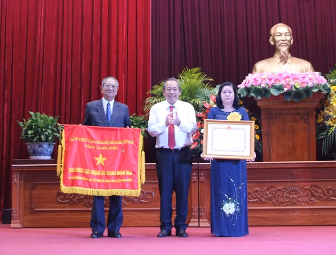 Thừa ủy quyền của Chủ tịch nước, Phó Thủ tướng Thường trực Trương Hòa Bình trao danh hiệu Anh hùng LLVTND, cho tập thể ngành Dân y Khu Tây Nam Bộ thời kỳ kháng chiến chống Mỹ.