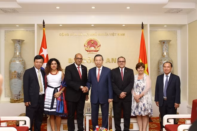 Bộ trưởng Tô Lâm, Đại sứ Herminio López Diaz và các đại biểu.