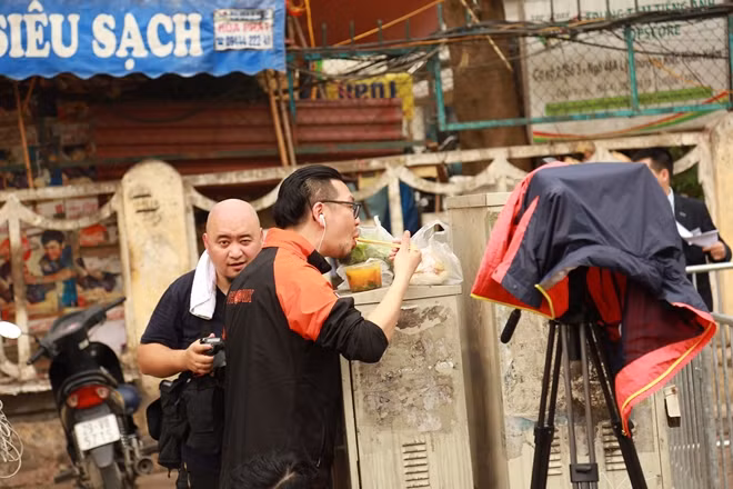 Một bữa ăn vội vàng lúc buổi trưa.