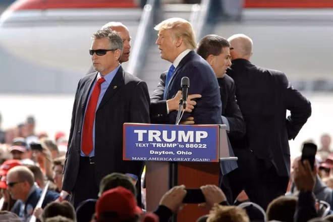 Tổng thống Donald Trump luôn được bảo vệ một cách nghiêm ngặt bởi các đội an ninh khác nhau: từ mật vụ Mỹ cho đến các vệ sĩ nước ngoài và lực lượng bảo vệ tư nhân.