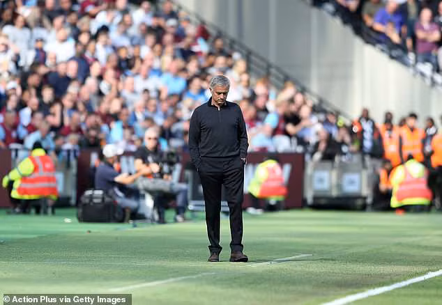 Mourinho ở lại London sau thất bại 1-3 trước WestHam.