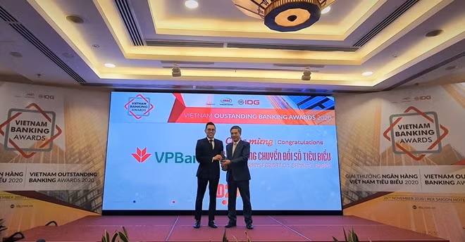 VPBank nhận giải thưởng Ngân hàng Chuyển đổi số tiêu biểu năm thứ 3 liên tiếp.