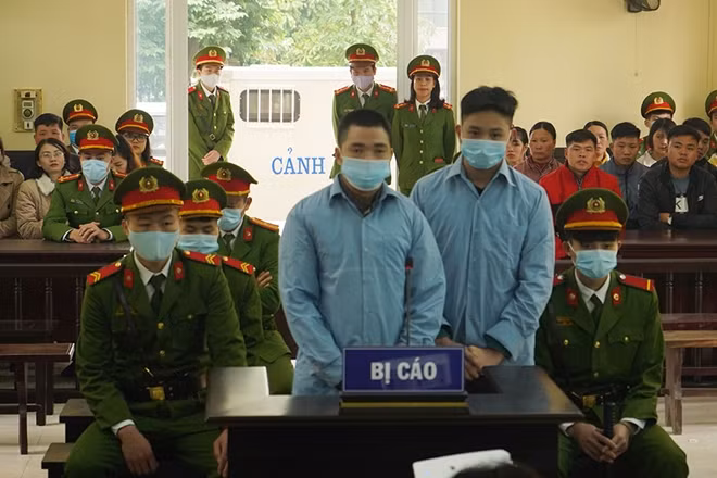 Phùng Văn Ton và Phùng Chần Nần tại phiên tòa.