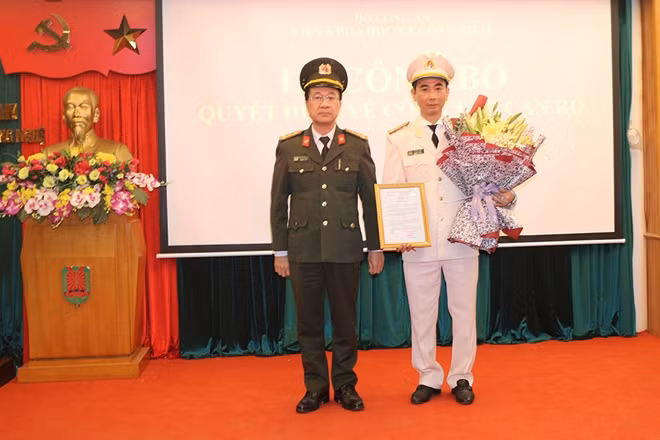 Thừa ủy quyền của lãnh đạo Bộ, Đại tá Phạm Quang Tuyển, Phó Cục trưởng Cục Tổ chức cán bộ trao quyết định bổ nhiệm chức vụ Phó Viện trưởng Viện KH&CN đối với Trung tá Lê Hoài Anh.