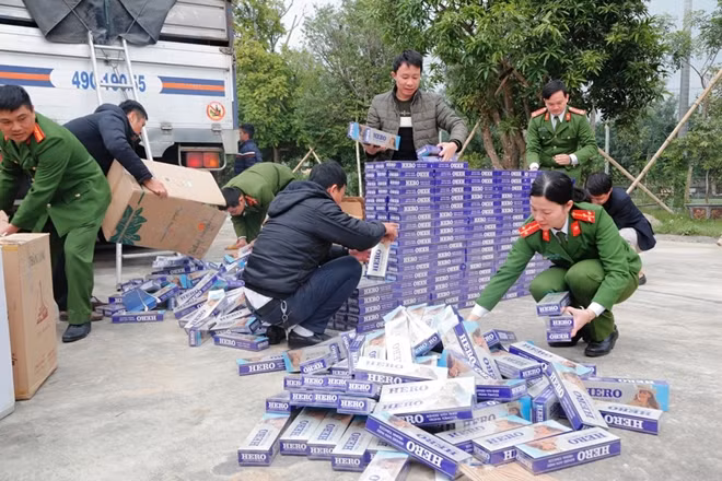 Số thuốc lá thu giữ dưới gầm xe tải.