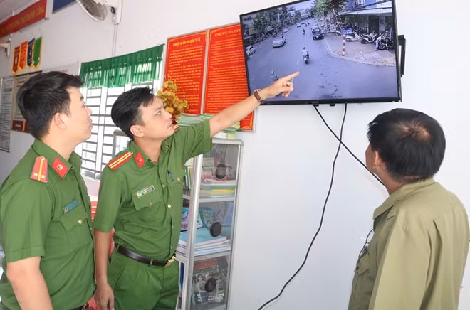 Thiếu tá Lâm Trần Anh Thuấn cùng cán bộ Cảnh sát khu vực kiểm tra hệ thống camare an ninh trên địa bàn phường Cái Khế.