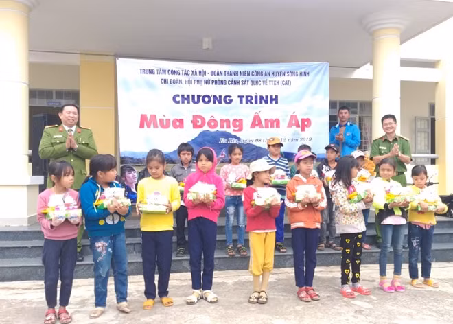 Tặng quà cho các em thiếu nhi có hoàn cảnh khó khăn tại địa phương.