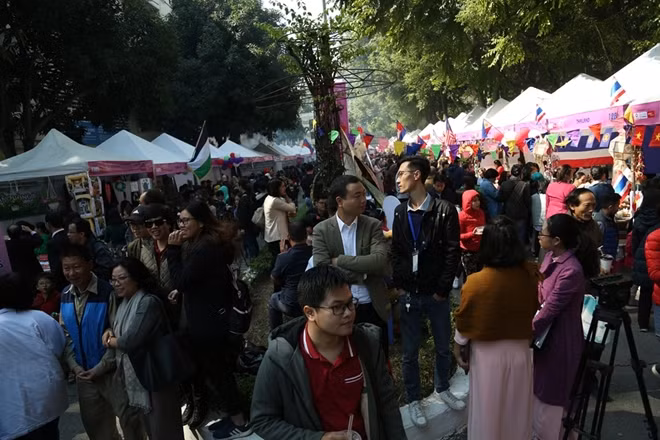 Liên hoan thu hút rất đông người tới tham dự.