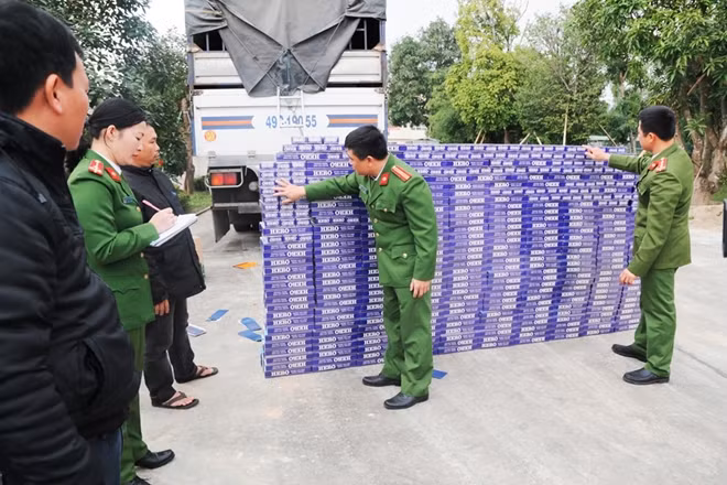 Lực lượng chức năng kiểm đếm số thuốc lá bị bắt giữ.