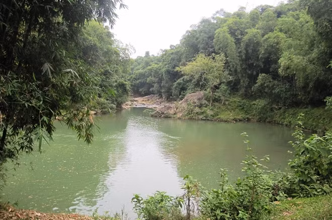 Vũng nước làng Cha, nơi cây Chu đá đổ xuống từ trên đỉnh đồi Lai Li Lai Láng.