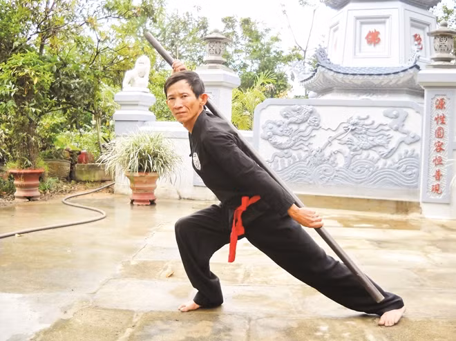 Huấn luyện viên Trương Dương - con trai của cố VS Trương Hường biễu diễn “Bát quái côn”.