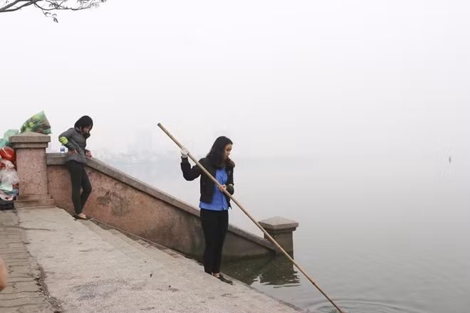 Tại các địa điểm thả cá đều có người đứng nhắc nhở người dân thả cá và vứt túi nilon vào thùng rác.