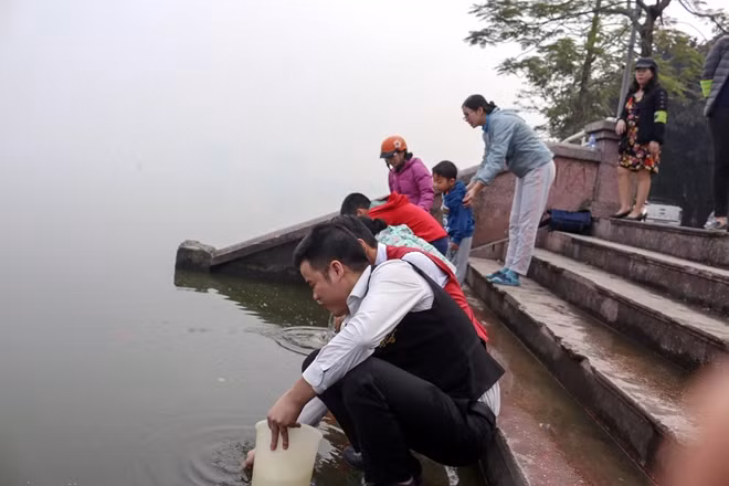 Tại các địa điểm như cầu Long Biên, hồ Tây, hồ Gươm, ngay từ sáng sớm nhiều người dân đã bắt đầu thả cá vàng.