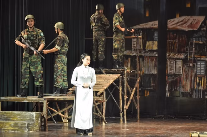 Vai Bảo Yến mang về huy chương vàng cho nghệ sĩ Hồng Lê.