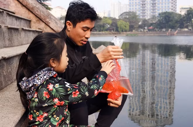 Nhiều gia đình thường dẫn theo trẻ nhỏ đi thả cá cùng.