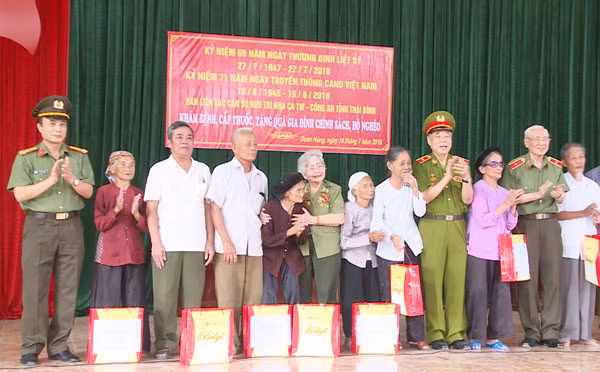 Ban liên lạc cán bộ hưu trí Nha Công an Trung ương tặng quà các gia đình chính sách và hộ nghèo. Ban liên lạc cán bộ hưu trí Nha Công an Trung ương tặng quà các gia đình chính sách và hộ nghèo.