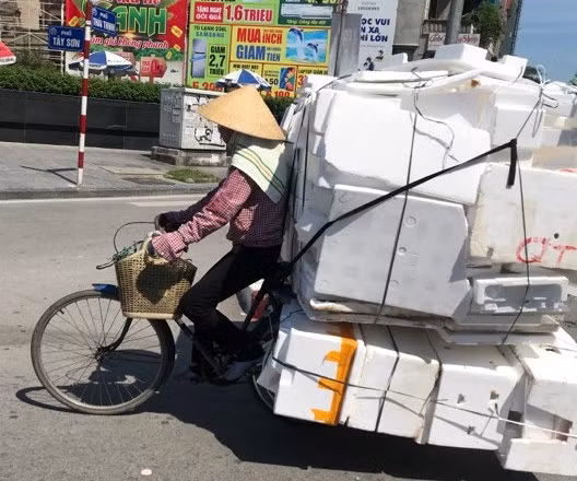 Với những người lao động nghèo, họ không có lựa chọn nào khác dù trời nắng như đổ lửa.