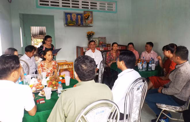 Các đại biểu tham dự buổi lễ trao nhà Đại đoàn kết.