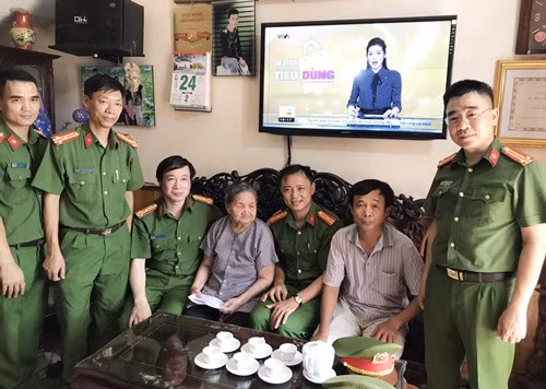 Học viện CSND đã thăm và động viên gia đình Mẹ Việt Nam Anh hùng Đỗ Thị Tiến